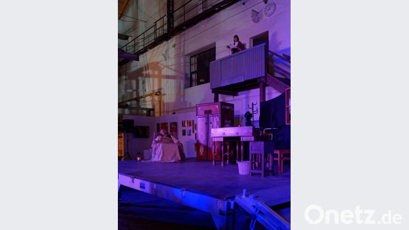 Teile der Ofenhalle in der Waldsassener Glashütte baute die Theatertruppe geschickt in das geschehen mit ein. Bild: tr