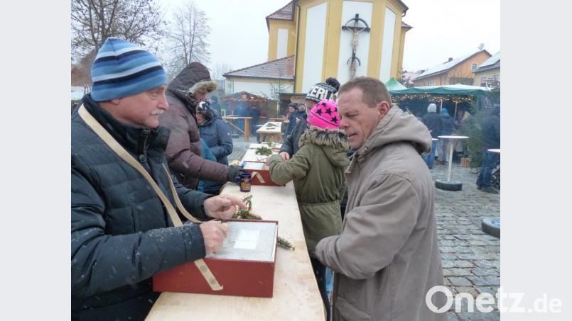 Die Losverkäufer der Siedlergemeinschaft haben gut zu tun. Bild: hme