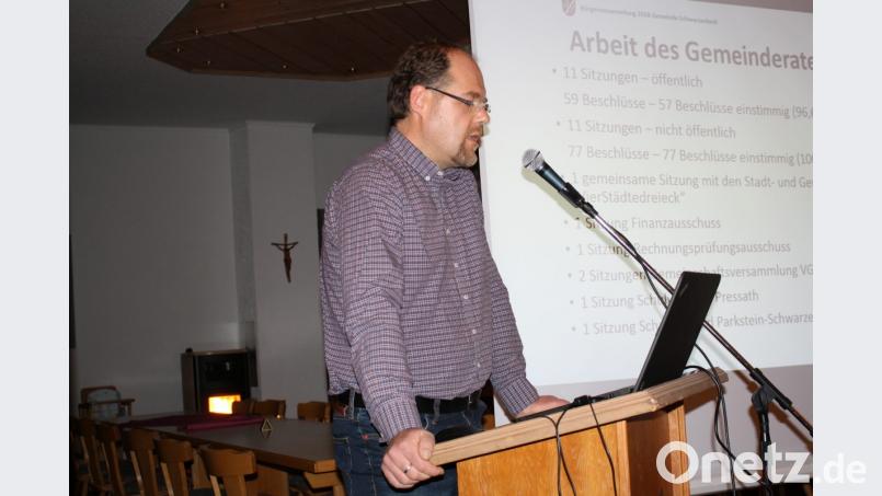 Als erfreulich wertete Bürgermeister Thorsten Hallmann in der Schwarzenbacher Bürgerversammlung die solidarische Zusammenarbeit von Gemeindeverantwortlichen und Bürgern. Bild: bjp