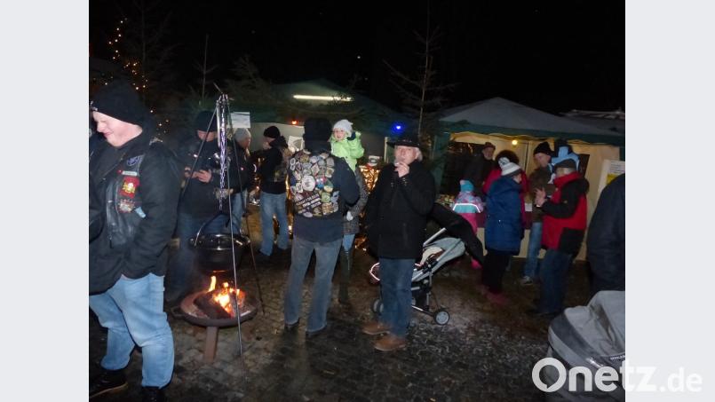 Feuerstellen gibt es am Dorfplatz genug, auch zum Aufwärmen. Bild: hme