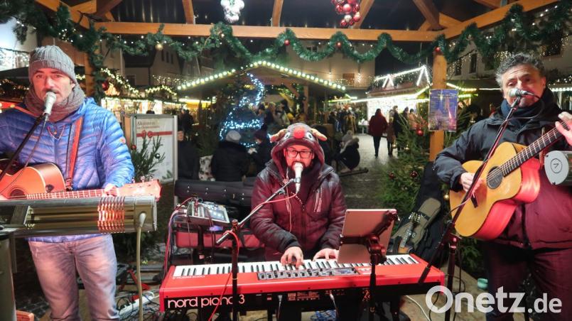 &quot;Il Trio Italiano&quot; verzauberten die Besucher des Christkindlmarkts mit italienischen Hits. Bild: Kunz