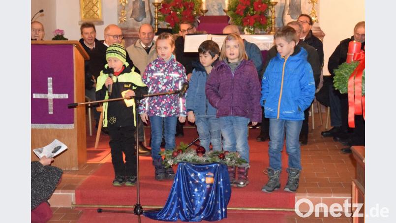 Das Rollenspiel „Es ist Advent“ steuern Tim, Franzi, Niclas, Leni und Xaver zum Programm in der Laurentiuskirche bei. Bild: wku