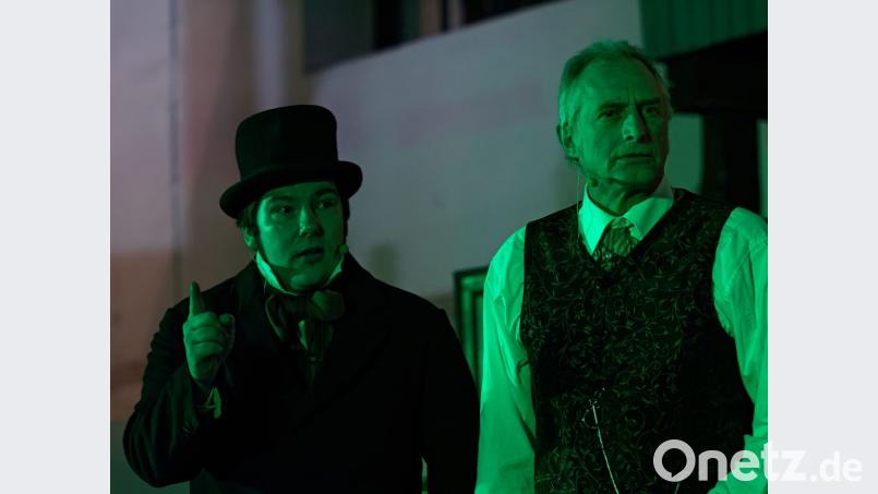 Cratchit und Scrooge (von links) Bild: tr