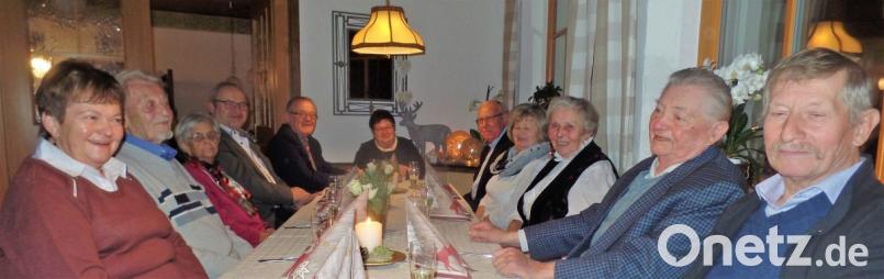 Ein Termin, den wohl jeder Bürgermeister gerne wahrnimmt: Rudolf Götz (Vierter von links) ehrt mit einem festlichen Abendessen Ehejubilare für 50 und 65 gemeinsame Jahre. Werner Nowak (Zweiter von links) feierte an dem Tag sein 86. Wiegenfest. Bild: jml
