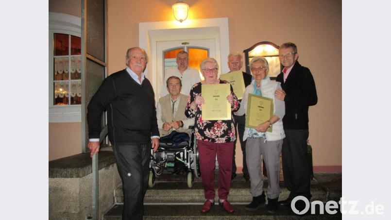 Von links: Dieter Amann, Karl Gröschl, Traudl Mirz, Josef Barth, Anna Barth und Peter Hammer. Bild: exb