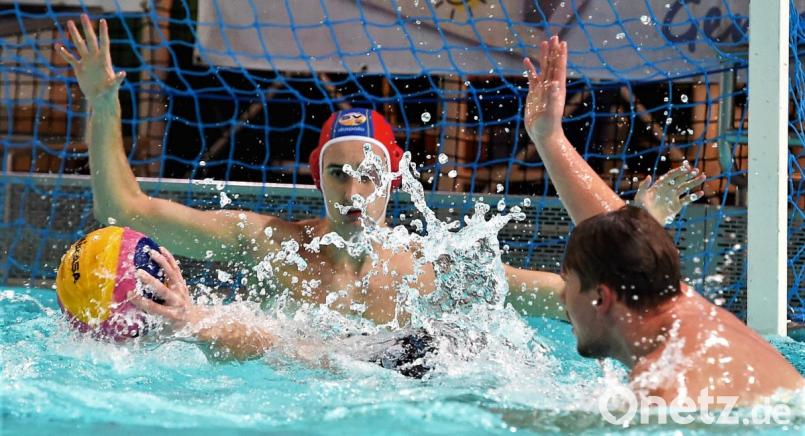 Das passiert Matthias Kreiner selten: Neun Gegentore kassiert der SV-Torwart im letzten Viertel des Heimspiels gegen Uerdingen. Die 10:17-Niederlage ist allerdings am wenigsten dem Keeper anzulasten. Bild: Büttner