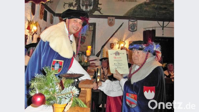 Großmeister Werner von Podewils (Ponnath, links) übergibt die Ernennungsurkunde zum Urritter an Freiherr Gunther von Haidenaaber (Günther Galke). Bild: hl