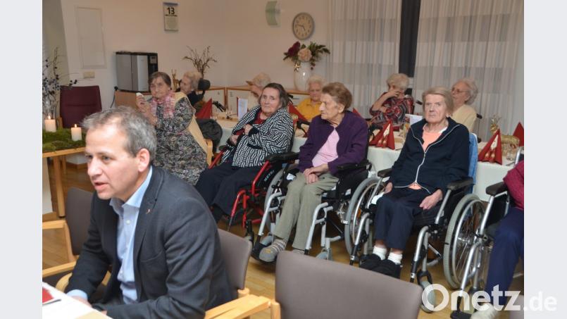 Die Bewohner im Walter-Siegert-Caritasheim feiern Advent. Im Vordergrund Caritas-Personalleiter Stefan Schmidberger aus Regensburg, der die Grüße des Caritasdirektors Michael Weißmann übermittelt. Bild: dob