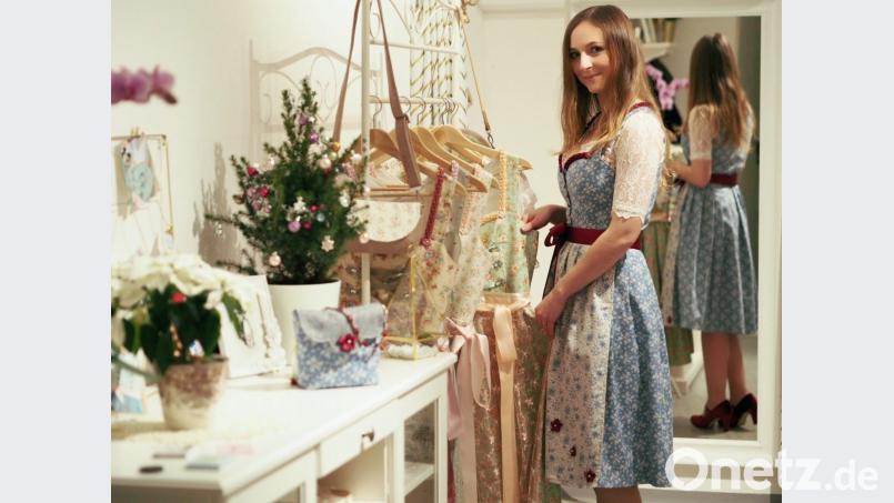 Die Schneiderin Laura Schertl in ihrem Atelier namens „Bixn Gwand“. Bild: Verena Fitzgerald/exb