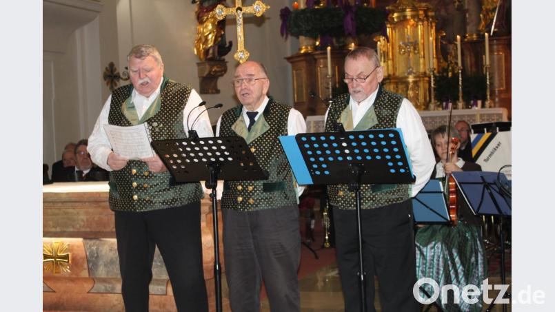 Der "Waldhauser Dreigesang" mit Alfons Kistenpfennig, Ferdinand Kamm und Hans Völkl (von links) trägt volkstümliche Weihnachtsweisen vor. Bild: prh