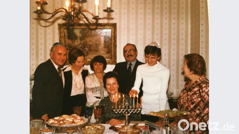 Chanukka 1978: Michael Brenner mit Eltern, Großmutter und Bekannten. Damals fiel der letzte Chanukkaabend auf Silvester. Bild: privat
