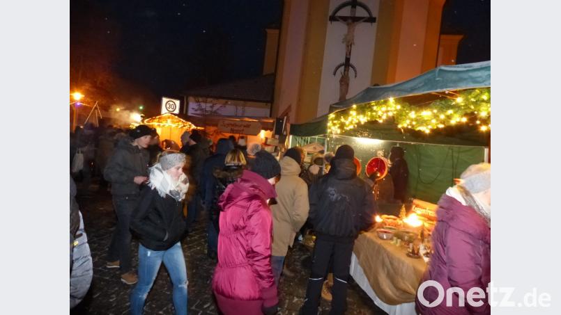 Viele Lichter und viele Besucher bei der 21. Dorfweihnacht in Neudorf. Bild: hme