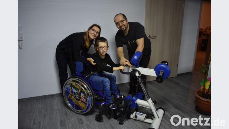 Mit Trainingsgeräten wie diesem lernt Bastian, seinen Körper besser zu kontrollieren. Durch die Delfintherapie kann er das Gerät lange mit der linken Hand festhalten. Das macht seine Eltern stolz. Bild: lue