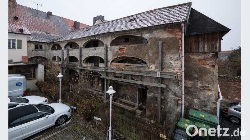 Bürgermeister Franz Stahl informiert im Stadtrat über den Kauf der historischen Arkaden hinter dem ehemaligen Volksbank-Areal am Sattlersberg. Ziel der Stadt sei es, einen attraktiven Anziehungspunkt zu entwickeln. Bild: tr