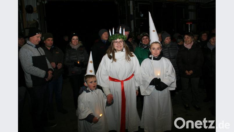 Während Maria Sailer, zusammen mit ihren Cousins Felix und Johannes ihre Kreis zieht, singt die „Heilige Lucia“ das Lied von der „Santa Lucia“ in schwedischer Originalsprache. Bild: wro