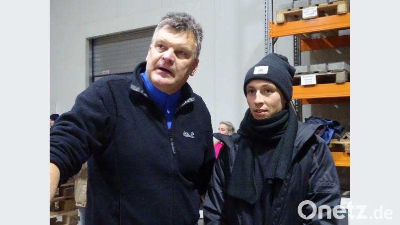 &quot;Toll, was Ihr da macht&quot;: Aktionspate Eric Frenzel (rechts) kam persönlich nach Högling, als dort am Samstag 2500 Kartons für Bedürftige in Rumänien gepackt wurden. Uli Bauriedl, der den Trucker-Transport auch heuer wieder begleiten wird, informierte den Inhaber dreier olympischer Goldmedaillen über all das, was in einer Godelmann-Halle an Schwerarbeit vor sich ging. Bild: Houschka
