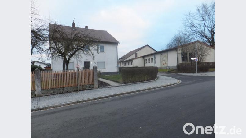 Mit dem Erwerb des Bosser-Anwesens (links) durch die Marktgemeinde kann gegenüber der Kindertagesstätte St. Josef (rechts) eine Kinderkrippe errichtet werden. Bild: ibj