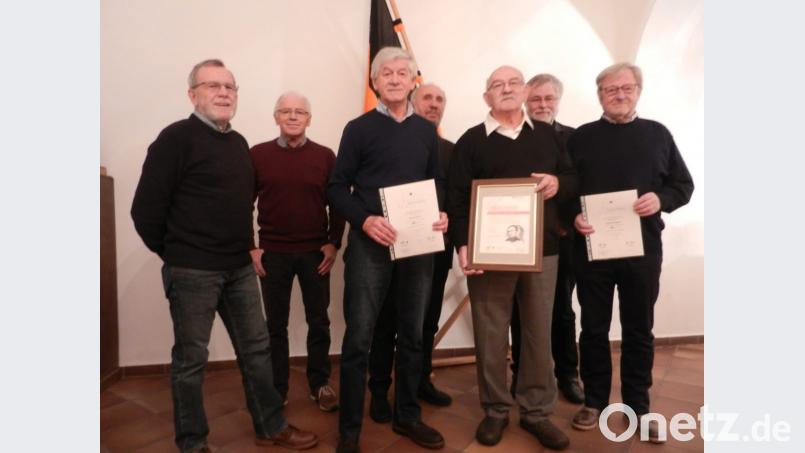 Georg Weiß (vorne, Mitte) ist das neue Ehrenmitglied der Kolpingfamilie. Ausgezeichnet wurden zudem Gerg Egerer (vorne, rechts) und Georg Anzer (vorne, links mit Urkunde). Bild: nn