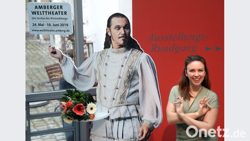 Noch hat Joanna Nora Lissai ihren Bühnen-Gatten Andy Kuntz nicht live kennengelernt, aber dennoch geben Friedrich V. beziehungsweise er als Aufsteller fürs Welttheater, und seine neue Elisabeth Stuart jetzt schon ein hübsches Winterkönig-Paar ab. Bild: Wolfgang Steinbacher