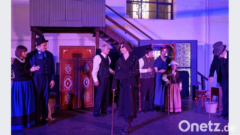 Ende gut, alles gut. Ebenezer Scrooge ist nach dem Besuch der Geister geläutert und von nun an ein gutmütiger und wohltätiger Mensch. Bild: tr