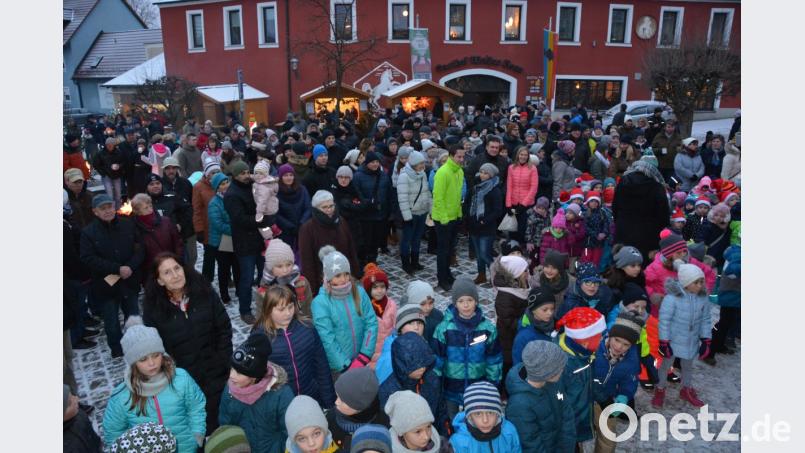 Zahlreiche Besucher zieht am Sonntagnachmittag das &quot;Singen unterm Christbaum&quot; an. Bild: jr