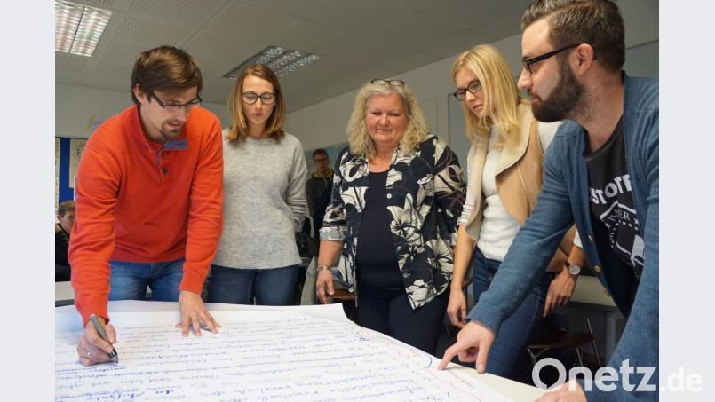 Dr. Gabriele Murry (Bildmitte), Dozentin in den MBA-Studiengängen, mit berufsbegleitend Studierenden. Bild: Seidl/OTH Amberg-Weiden