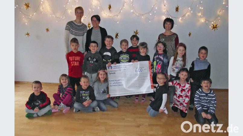 Mit Elternbeiratsvorsitzender Astrid Baierl (links) und Kindergartenleiterin Gabi Bösl-Mrazek (daneben) übergeben die Vorschulkinder des Kindergartens St. Wolfgang eine Spende an Anja Schricker (rechts) vom Bunten Kreis. Bild: Dobmeier