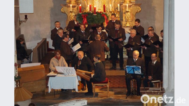 Beim Adventssingen am Sonntagnachmittag brachten der Männergesangverein Gemütlichkeit Weihern, die Wernberger Stubenmusik und das Klarinettenduo Reis/Bauer den zahlreichen Besuchern traditionelle weihnachtliche Musikstücke zu Gehör. Bild: slh