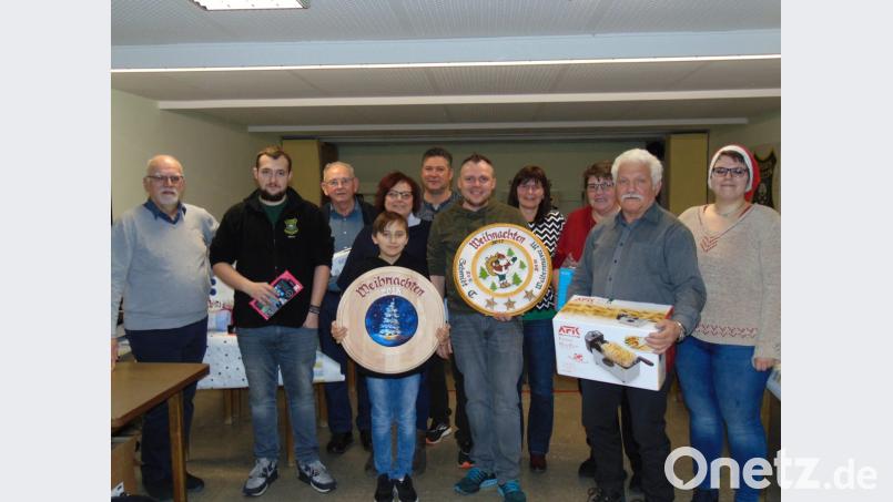 Die Scheibenschützen zeichnen ihre Sieger aus. Bild: bk