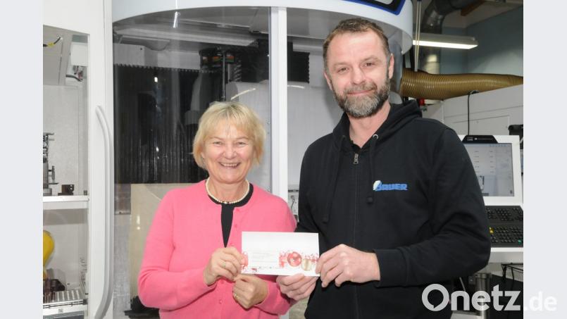 Schirmherrin Elisabeth Wittmann erhält eine Spende von Firmenchef Joachim Bauer. Bild: bey