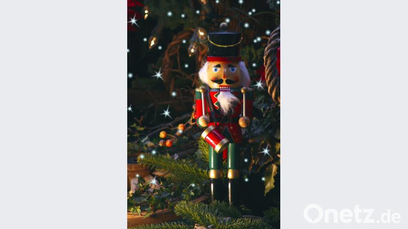 Nussknacker gibt es auf vielen Weihnachtsmärkten zu kaufen. Die Figuren aus dem Erzgebirge gelten als urdeutsches Produkt. Bild: S.Külcü – adobe.stock.com
