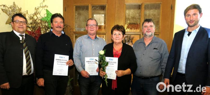 Vorsitzender Dominik Bauer (rechts) sowie seine Stellvertreter Thomas Falter (links) und Armin Mückl (Zweiter von rechts) ehrten Josef Roidl, Hans-Otto Sander und Isabella Bösl (von links) für die Treue zur CSU. Bild: Hirsch
