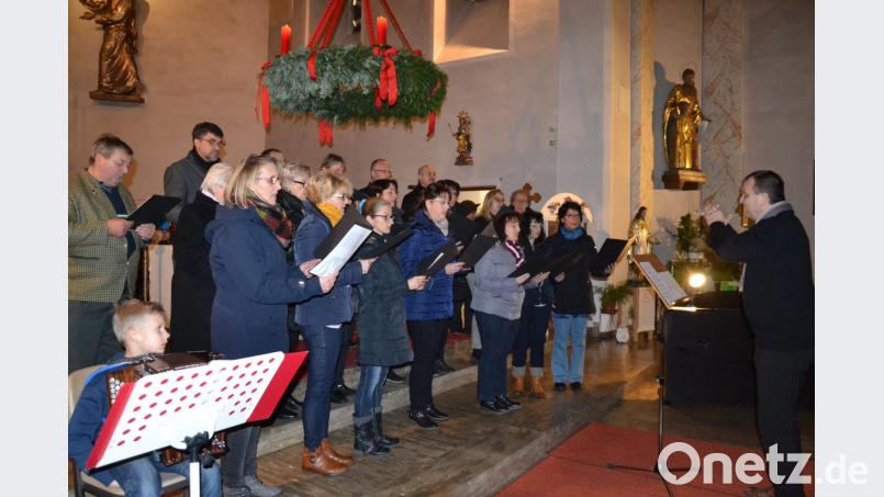 Stimmgewaltig und eindrucksvoll singen die Kirchenchöre Moosbach und Tröbes „Marien-Advent“, „A Liachterschein“ und „Sing ma im Advent“ unter Leitung von Wolfgang Ziegler. Bild: gi