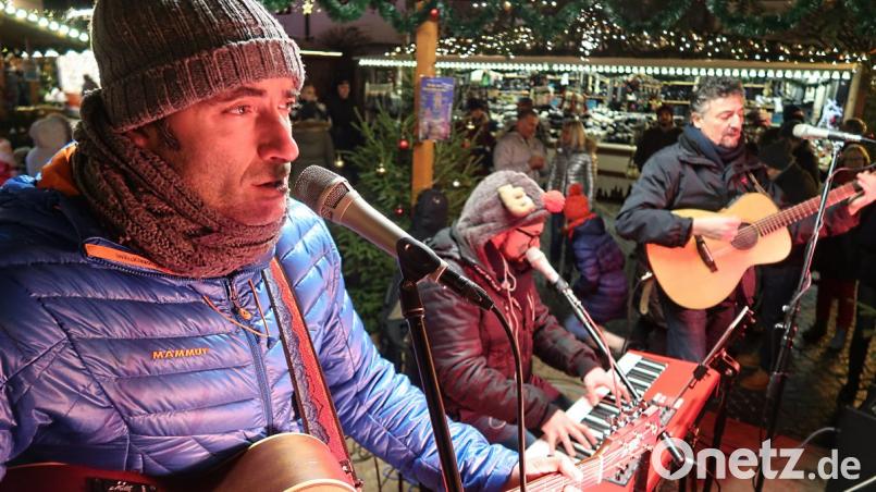 &quot;Il Trio Italiano&quot; verzauberten die Besucher des Christkindlmarkts mit italienischen Hits. Bild: Kunz
