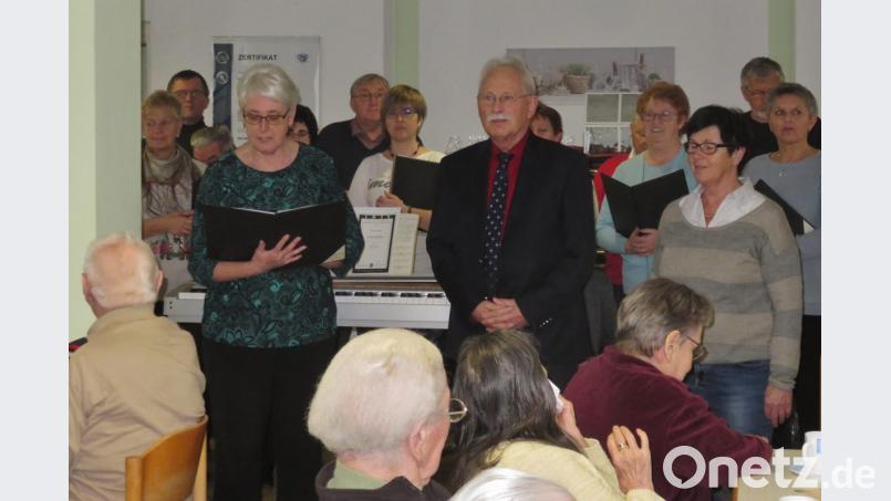 Traditionsgemäß besuchen die Sänger des Liederkranzes Vilseck die Heimbewohner zur Weihnachtszeit. Mit besinnlichen Worten führt Veronika Pröls (links) durch das Programm. Pflegedienstleiterin Monika Rötzer (rechts) begrüßt den Gesangverein mit Chorleiter Helmut Fischer. Bild: rha