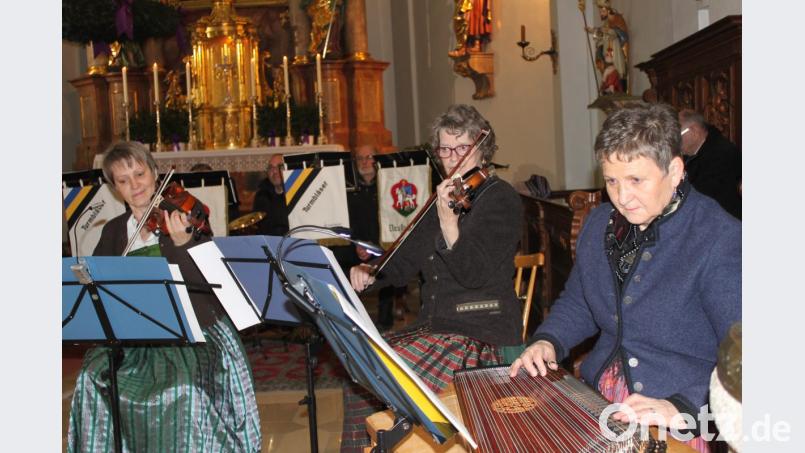 Einer der musikalischen Höhepunkte ist das Trio "Kreizderquer". Die Musikerinnen aus Windischeschenbach überzeugen sowohl an ihren Instrumenten, als auch durch ihren reinen, dreistimmigen Gesang. Bild: prh