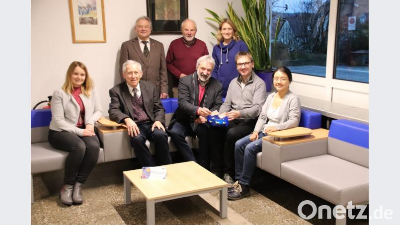 Bei der Ziehung der Gewinner des Jubiläums-Preisrätsels testet der Vorstand des Fördervereins der Volkshochschule gleich die neue Sitzgruppe im Foyer. Im Bild von links die zukünftige VHS-Leiterin Julia Wolfsteiner, Beisitzer Hermann Kleinecke, Vorsitzender Gerd Geismann, Beisitzer Dieter Radl, der scheidende Leiter Manfred Lehner, Schriftführerin Claudia Mai, Zweiter Vorsitzender Uli Iberer und Schatzmeisterin Jiewen Iberer. Bild: cog
