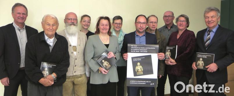 Stellvertretender Landrat Joachim Hanisch (rechts) dankte den Autoren und überreichte ihnen den Jahresband zur Kultur und Geschichte im Landkreis.. Bild: Hirsch