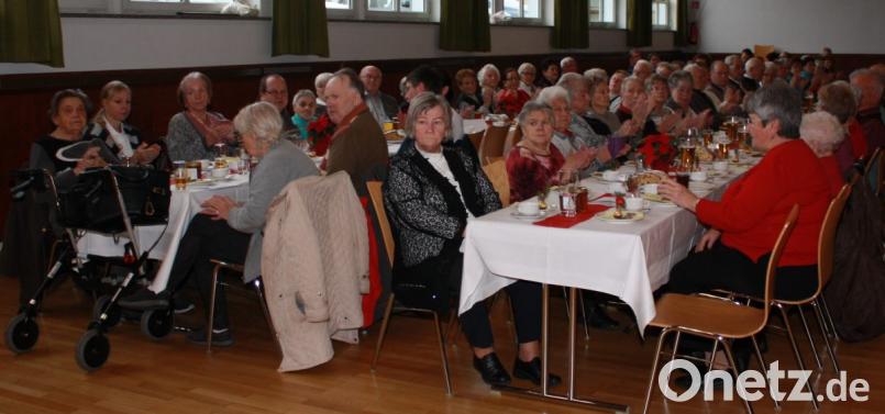 Viele Senioren waren am Sonntag der Einladung der Marktgemeinde gefolgt. Bild: lk
