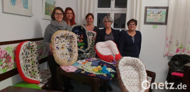 Michaela Kotlar und Mittendrin-Leiterin Jessika Wöhrl-Neuber (von links) freuen sich, den Fachkräften der Abteilung Nachsorge an der Weidener Kinderklinik spezielle Kleidungsstücke für Babys überreichen zu dürfen. Bild: jzk