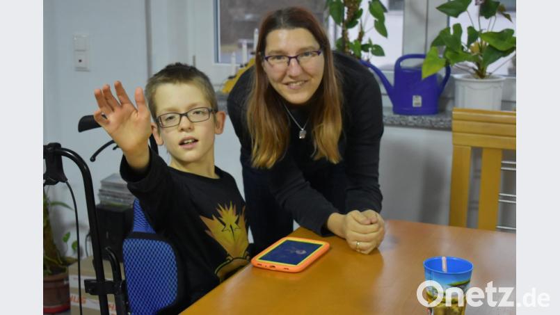 Mama Sandra Reichl probiert gerne neue Therapieformen aus. Auf dem Tablet kann Bastian selbstständig Videos, die im gefallen auswählen und lernt dabei sich auf eine Sache zu konzentrieren. Bild: lue
