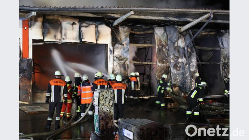 Ein Großaufgebot an Feuerwehrleuten bekämpft das Feuer in der Weigendorfer Fensterfirma. Bild: Wolfgang Steinbacher