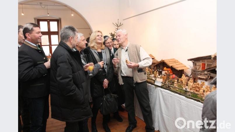 Anton Pöpperl (rechts) ist in seinem Element, als er seine Krippen vorstellt und erläutert. Bild: pi