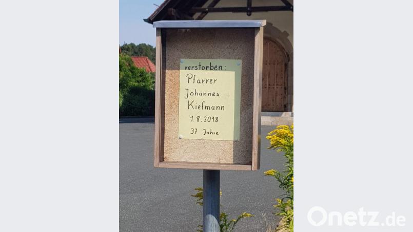 Dieser Zettel vor der Kirche in Sorghof verbreitet die Nachricht vom Tod des Pfarrers. Bild: Kristina Sandig