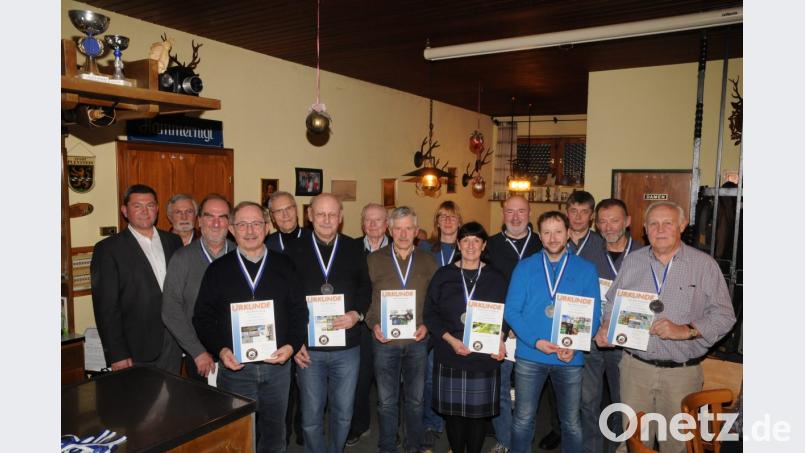 Für die Teilnahme am Wettbewerb &quot;Bild des Monats&quot; gibt es für die Fotografen Urkunden und die Fotoclubplakette. Bild: bey
