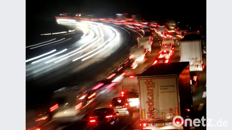 Stau auf der Autobahn - für viele Autofahrer gehört das zum Alltag. Bild: Roland Weihrauch/dpa