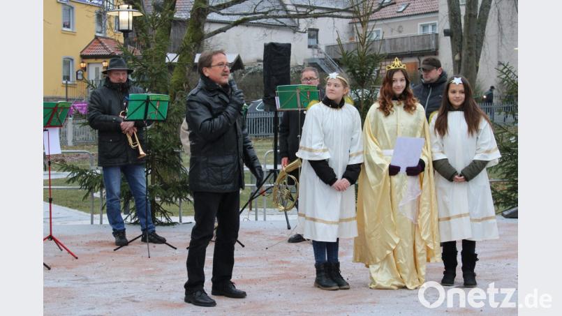 Gemeinsam mit Bürgermeister Donko eröffnete das Erbendorfer Christkind den 15. Weihnachtsmarkt. Bild: ckl