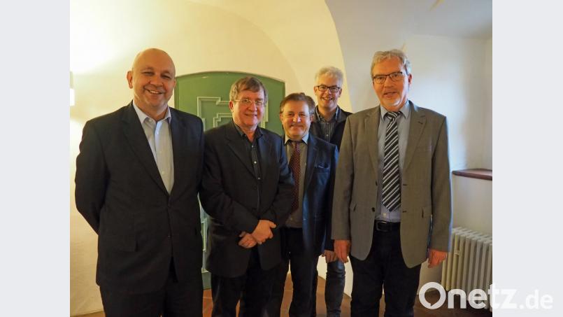 Abschied nehmen vom Amtsgericht Tirschenreuth heißt es für Justizangestellten Hans Rast (Zweiter von links). Alles Gute wünschen (links) Geschäftsleiter Reinhard Dotzauer sowie (von rechts) Amtsgerichts-Direktor Thomas Weiß, dessen Stellvertreter Peter Neuner und Personalrats-Vorsitzender Konrad Schedl. Bild: kro