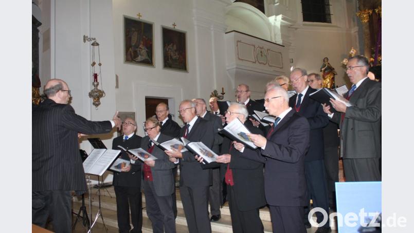 Seit Jahrzehnten erfreut der Männergesangverein "Sängerbund" die Neustädter mit einem Adventskonzert. Auch am Sonntag gibt es für die Sänger und alle anderen Mitwirkenden großen Applaus als Belohnung für ein abwechslungsreiches Konzert. Bild: prh
