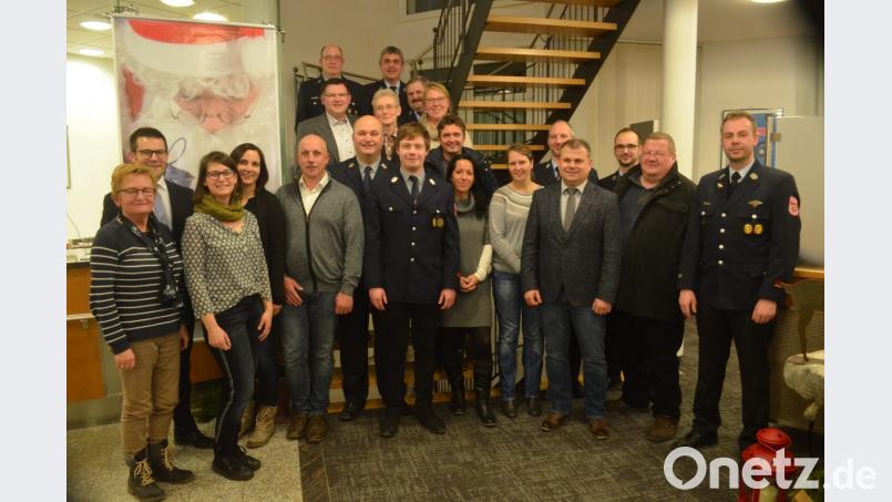 Die Spendenempfänger mit Regionalmarktleiter Christian Pöll (zweiter von links) Bild: fz